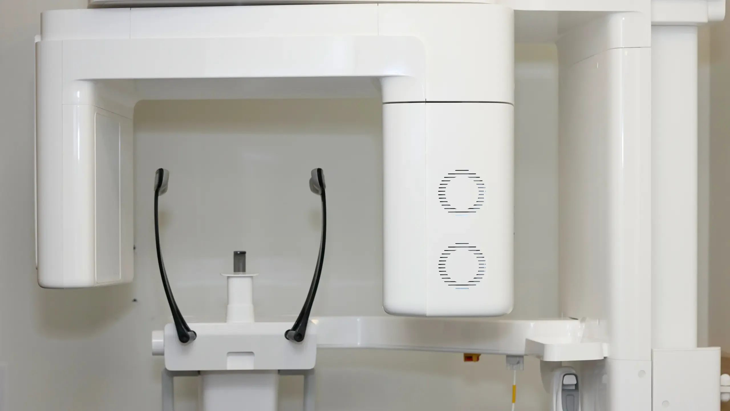 A white x-ray machine