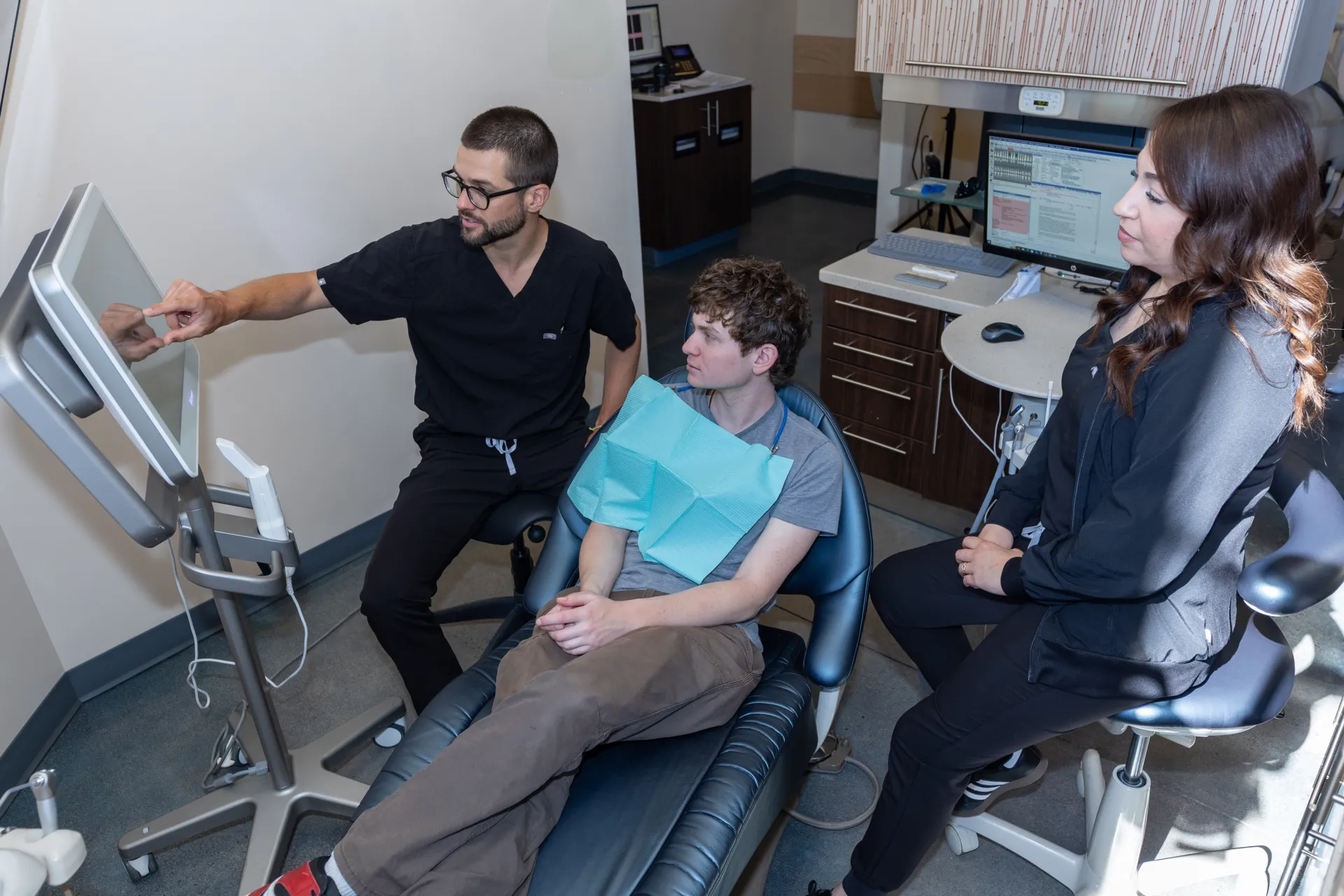 Dr. Staffen showing a patient on a screen the patient's teeth