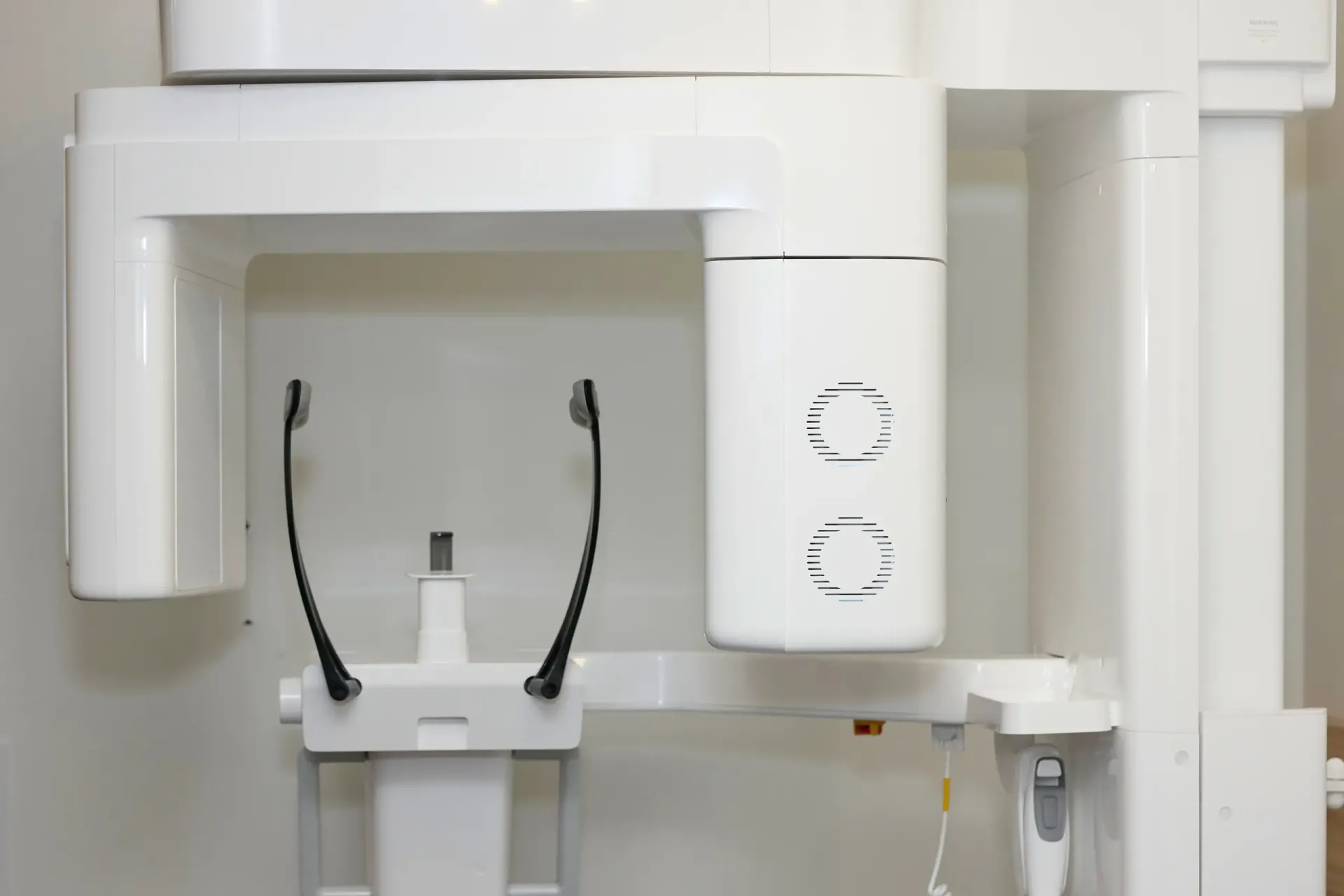 A white x-ray machine